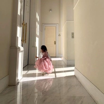 かわいいお花に囲まれたフォトブースでニッコリ撮影