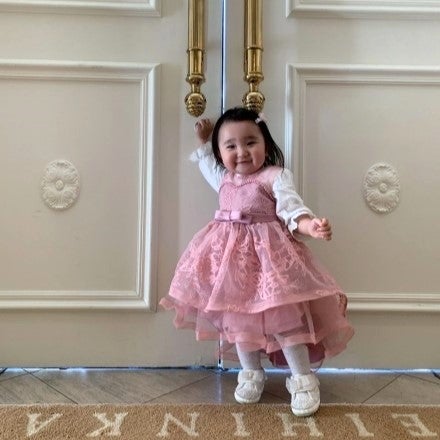 かわいいお花に囲まれたフォトブースでニッコリ撮影