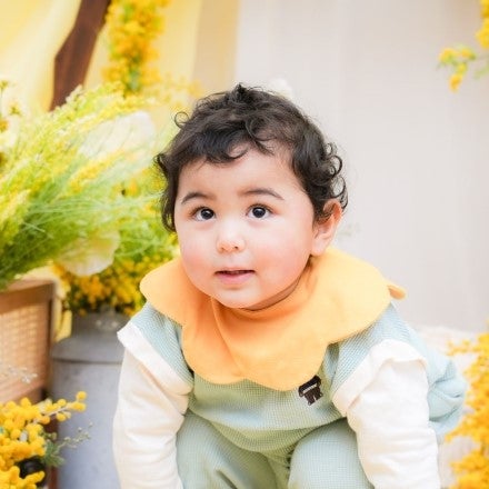 ミモザの黄色が鮮やかなフォトブースで親子フォト