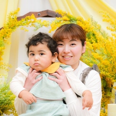 ミモザの黄色が鮮やかなフォトブースで親子フォト