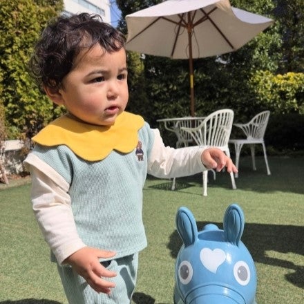ミモザの黄色が鮮やかなフォトブースで親子フォト