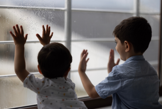 【2026年最新】雨の日の子どもの遊びアイデアまとめ｜室内でも体を動かせる過ごし方（0～5歳）