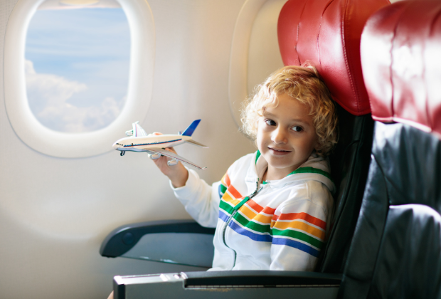 【保存版】子連れ飛行機をラクにするコツ|座席選び・暇つぶし・便利グッズまで解説